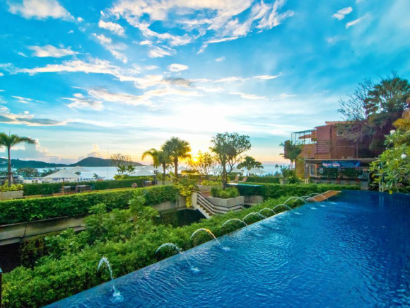 酒店介绍: 2012年开业,共有290间房 Sea Sun Sand Resort & Spa Phuket(普吉岛阳光海滩度假酒店) 坐落在美丽的芭东海滩沿岸,享有巴东湾的全景,距离海滩仅数步之遥。酒店周边覆盖银行、餐厅和杂货店,十分便利。此外,酒店还提供前往Jungceylon购物中心的免费班车,每日3班,您可在酒店前台详细咨询相关细节。 酒店设有室外游泳池、三个餐饮场所和一个购物商场。主餐厅同时供应中西单点菜肴,Hot & Spicy餐厅供应地道的泰式美食午餐和晚餐。Sunset酒吧