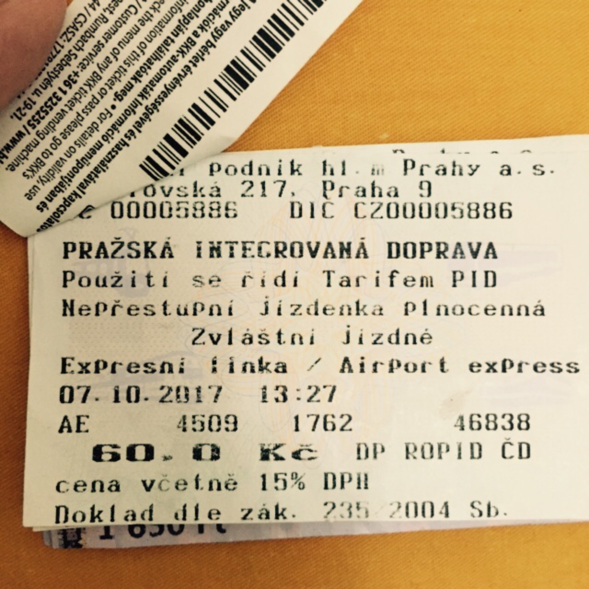 还好一去到欧洲,我的信用卡银行卡身份证等所有证件都给了美金,所以我