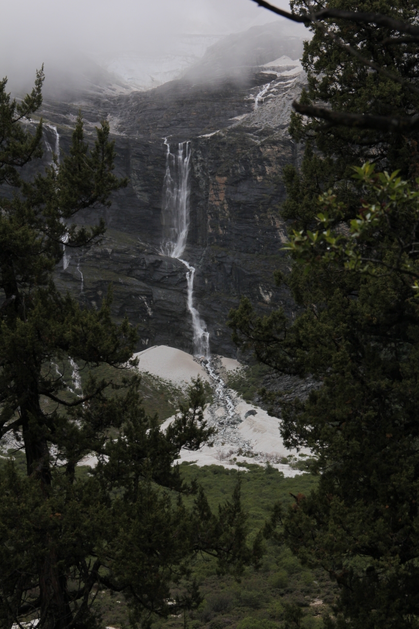 阶就不远  结果只是过了最陡的阶段  也只是全程的一半 高山冰雪融水