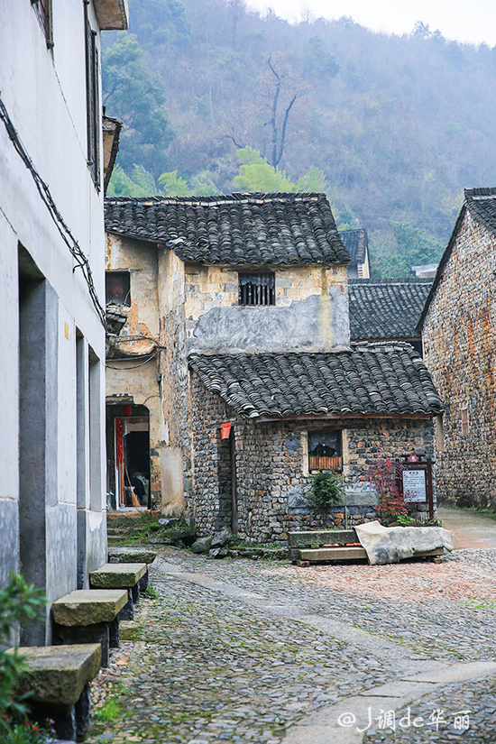 极目之处,到处是石头垒砌的古朴小屋,江南乡村的悠久与韵味,在这个古
