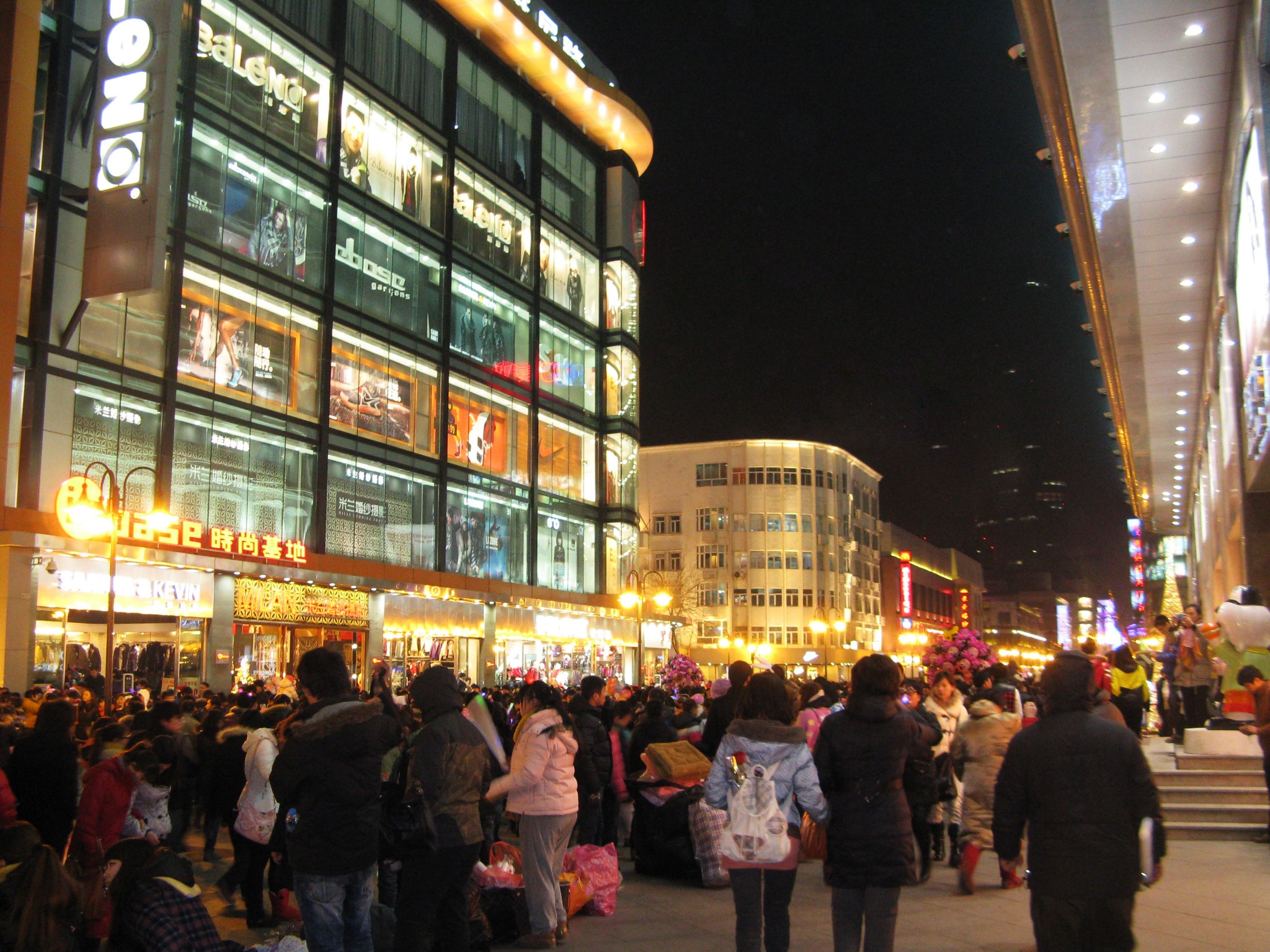 2011年圣诞平安夜,天津滨江道看人山人海