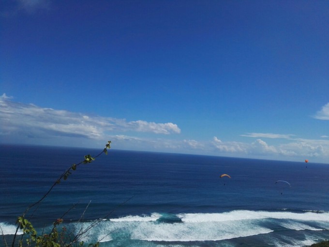 5月1号:1.蓝湾乘坐玻璃底船到海龟岛,蓝湾游玩项目还不错,就是太贵,都按美金计,海龟岛的海龟好大,还有变色龙,、大蝙蝠和大蟒蛇,怕蛇的我们都不敢上前一试;2.下午到情人崖边吃下午茶边看风景,风景不错,空中降落伞更是刺激,可惜太贵,最终我们没有去体验;3.下午到