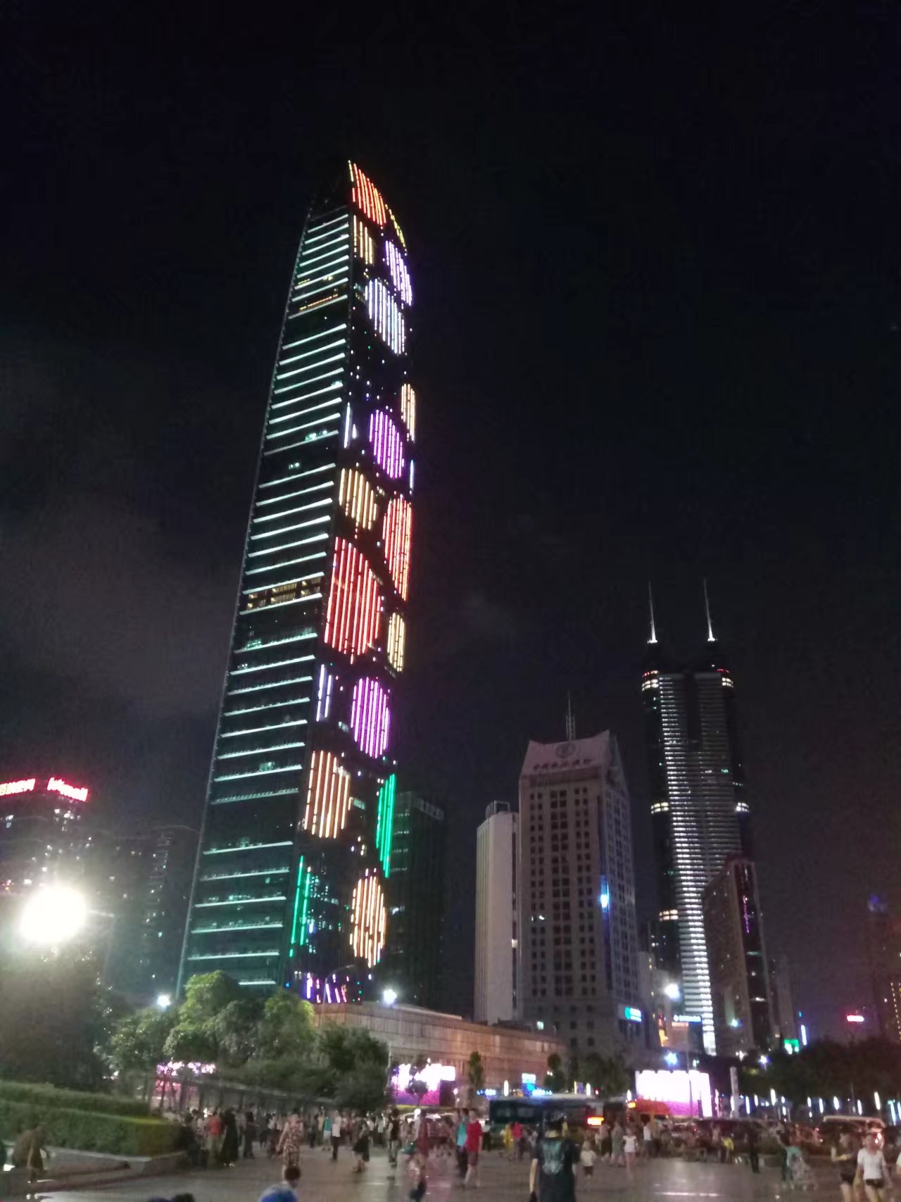 从另一个角度看深圳        夜幕下的京基100和地王大厦,京基100的灯