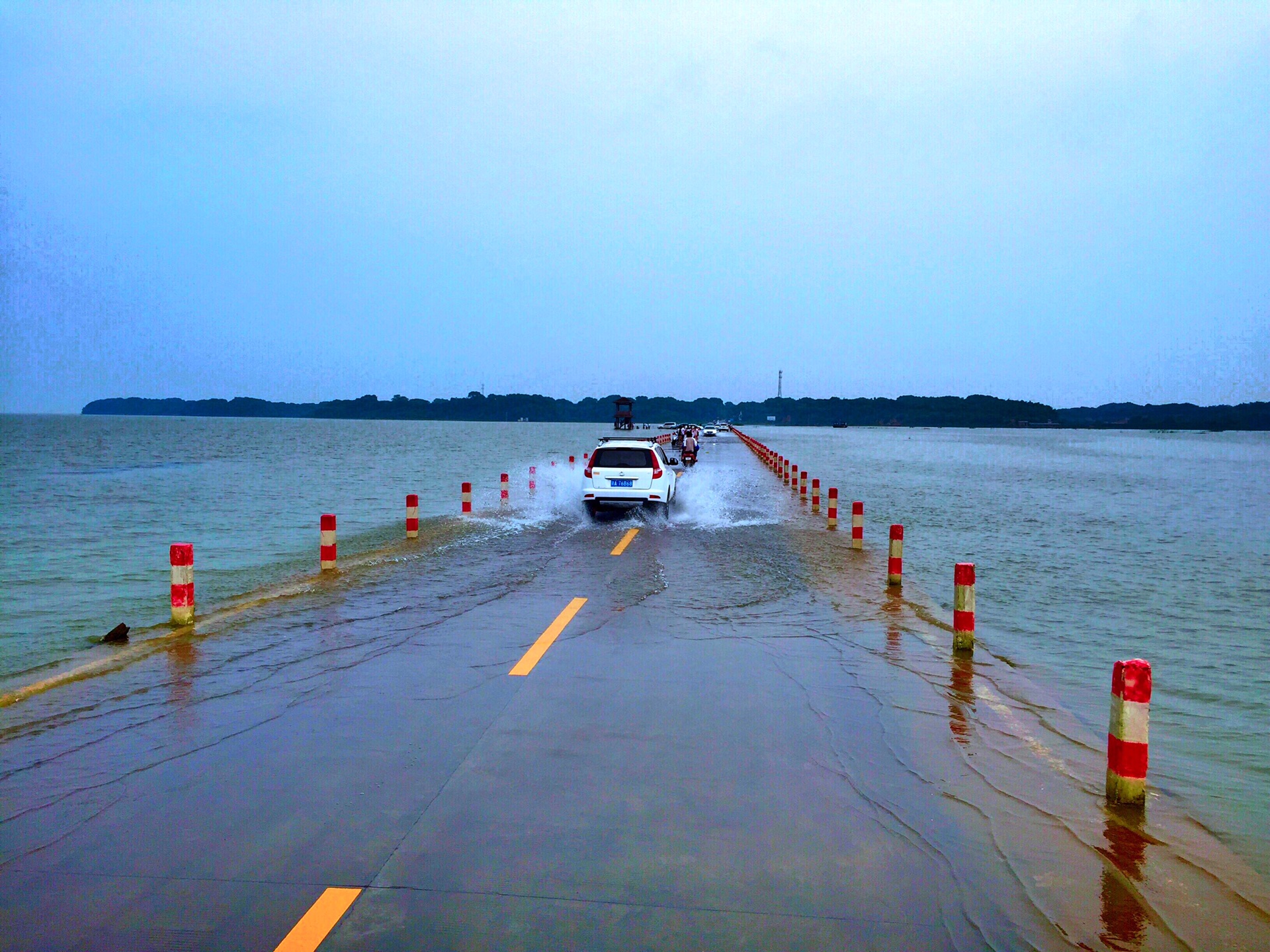 最美的公路之一---江西鄱阳湖水上公路(手机拍摄)