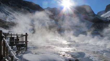 采用管道直引方式引入长白山聚龙泉火山自溢温泉