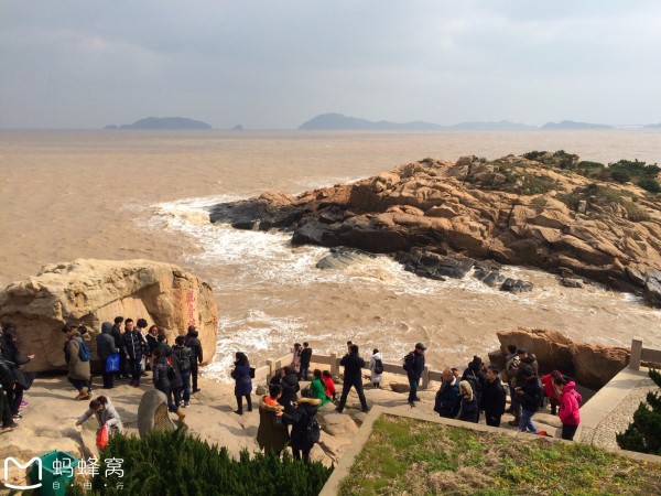 中国佛教四大名山之一,是观世音菩萨教化众生的道场,普陀山是舟山群岛1390个岛屿中的一个小岛,形似苍龙卧海,面积近13平方公里,与舟山群岛的沈家门隔海相望,素有海天佛国、南海圣境之称。 每年农历二月十九观音圣诞日、六月十九观音成道日、九月十九观音出家日,海内外佛门弟子,不论远近纷纷从四面八方云集普陀山敬香朝拜和参加法会。十八日晚、十九日凌晨达到高潮,上万信众摩肩接踵,三步一拜齐登佛顶山,场面蔚为壮观。全山彻夜灯烛辉煌,讲经诵佛之声通宵达旦,呈现出佛国盛会庄严虔诚的节庆氛围。 现在信佛的人越来越多每年