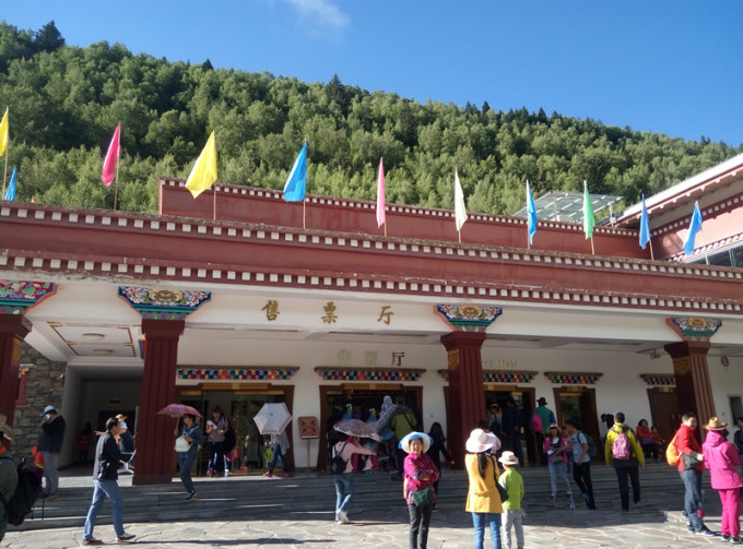 第二天:都江堰---巴郎山垭口---日隆镇---四姑娘山(双桥沟) 早上在玉带桥街川记粥铺吃过早点(他家早餐品种多,菜包、肉包、花卷、抄手、稀饭、肥肠面),大概8:27离开客栈出都江堰收费站,走汶川方向进映秀收费站(映秀口下)一路山洞限速40,车过了映秀收费站再出隧道有两个路口,一定按路牌表示方向走,中途我们稍作休息了一下,因为前方要翻巴郎山垭口,翻山时急弯较多山高坡陡,(巴朗山主峰海拔5040米)公路所经过的垭口海拔4523米,是中国海拔较高的有名的公路垭口之一。另外,如果是手动挡动力不是很好的车,千万