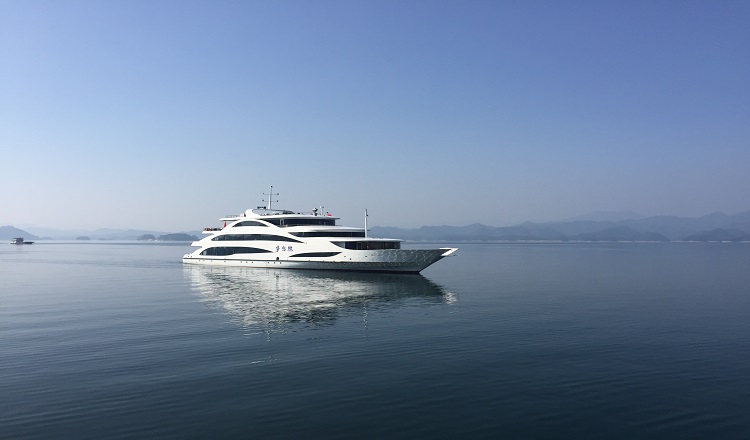 千岛湖中心湖区门票 梦想02号 豪华游艇 登梅峰观群岛(含船上中餐)