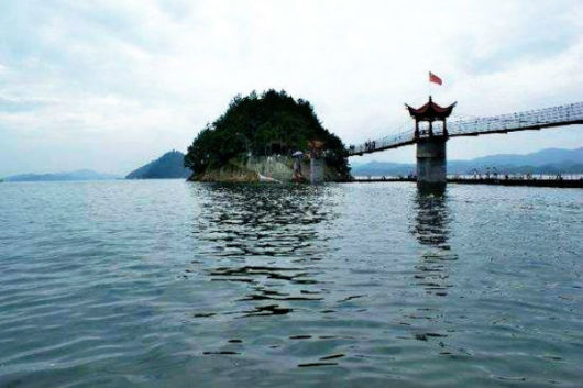 交 通飞机指南:乘坐飞机前来宋城旅游,可从杭州萧山国际机场转乘汽车到达市区,距离30公里。 杭州萧山国际机场宋城 乘坐机场大巴武林门民航售票处下(步行至武林门站)换乘公交318路 机场电话:+86 571 86662539 火车指南:杭州站(城站火车站)宋城 乘坐地铁1号线(文泽路方向)龙翔桥站下换乘公交4路 杭州火车东站宋城 乘坐地铁1号线(湘湖方向)龙翔桥站下换乘公交4路 自驾指南: 市区方向:可经复兴路、虎跑路、梅岭南路、钱江一桥(钱塘江大桥)之江路往转塘方向 其他方向:可