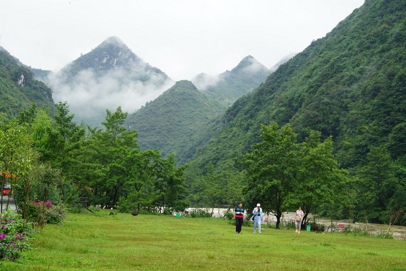 多彩贵州之三平塘六硐中国天眼格凸河穿洞景区