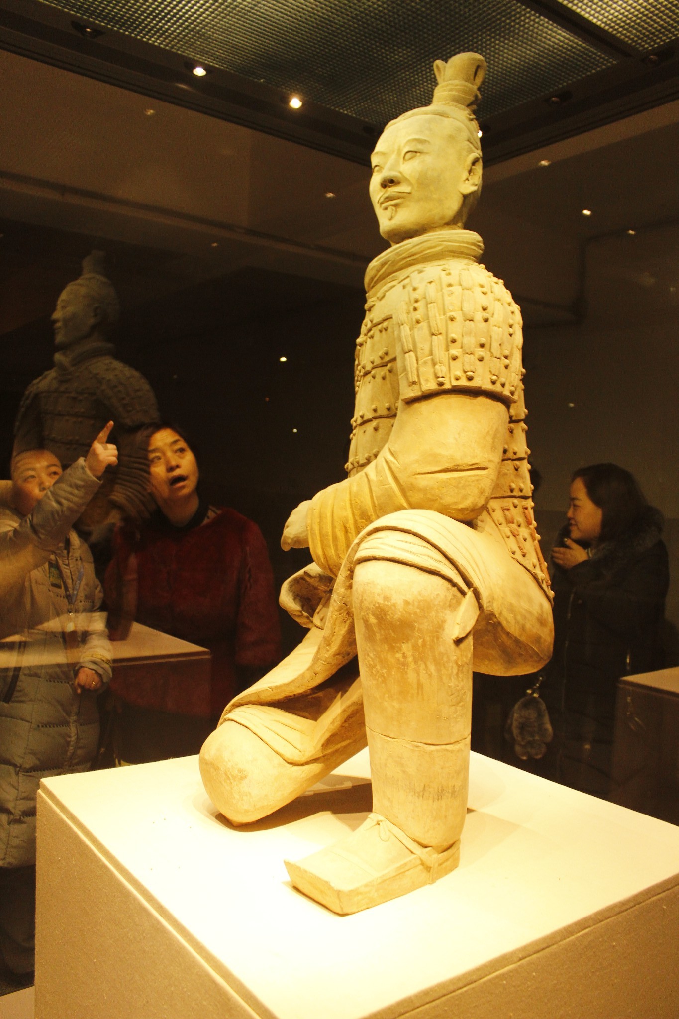 兵马俑一号坑,也是现在面积最大的,原来兵马俑是村民打井发现的,唾弃
