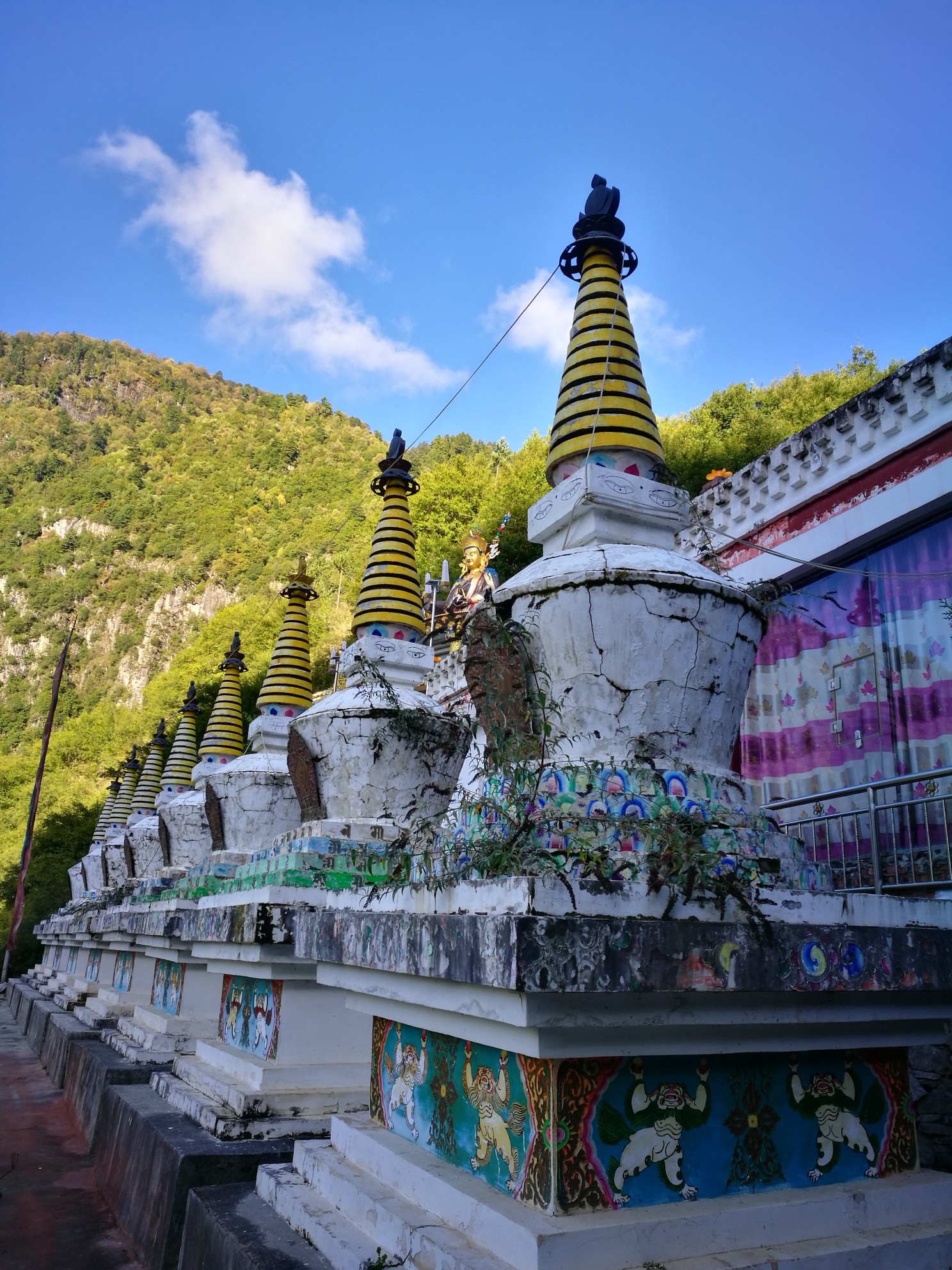 桑登寺一个在孟屯河谷高山上的喇嘛嗣庙