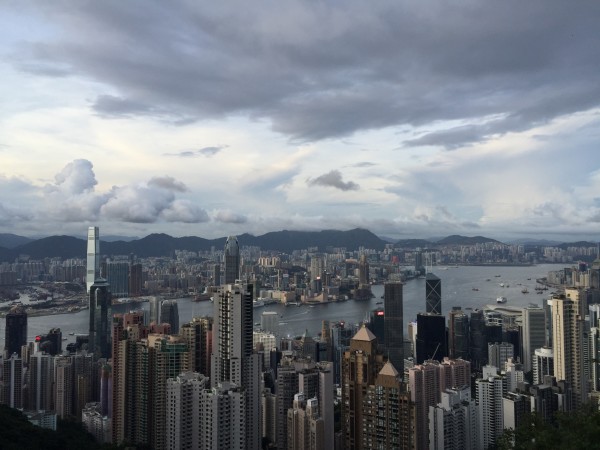 离开深圳已经有差不多小半年了,回到老家一切和想的也是有差别,一个年近30的老男人了,居然裸辞,在家等护照,闲的实在蛋疼。 山顶很多人都有去过,但是港岛径我也是去了好几次之后才第一走,原来靠的那么近。真的值得去。 大概去过有10次左右的山顶了,每次去都能有不同的收获,前几次都是在山顶广场,看看什么蜡像馆,去观景台啊(好像是可以刷八达通的)知道去年,才第一次走了港岛径,然后就深深的爱上了,有1个月,一口去去了有2次 也一直想写点东西,但是真的是太懒了,一直拖到现在,呆在家这么久,终于提笔了,什么时候完工我也不