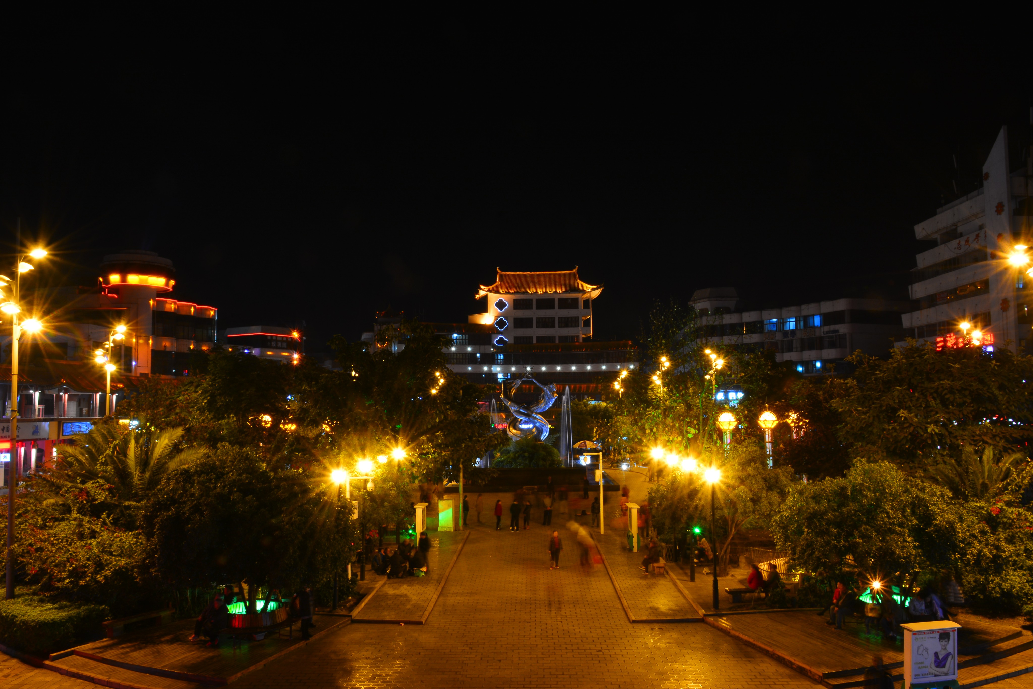 这里是街心花园,夜景还行吧