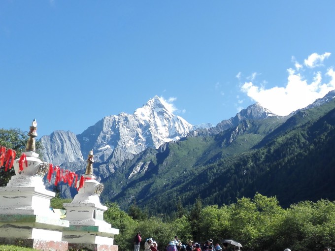 第二天:都江堰---巴郎山垭口---日隆镇---四姑娘山(双桥沟) 早上在玉带桥街川记粥铺吃过早点(他家早餐品种多,菜包、肉包、花卷、抄手、稀饭、肥肠面),大概8:27离开客栈出都江堰收费站,走汶川方向进映秀收费站(映秀口下)一路山洞限速40,车过了映秀收费站再出隧道有两个路口,一定按路牌表示方向走,中途我们稍作休息了一下,因为前方要翻巴郎山垭口,翻山时急弯较多山高坡陡,(巴朗山主峰海拔5040米)公路所经过的垭口海拔4523米,是中国海拔较高的有名的公路垭口之一。另外,如果是手动挡动力不是很好的车,千万