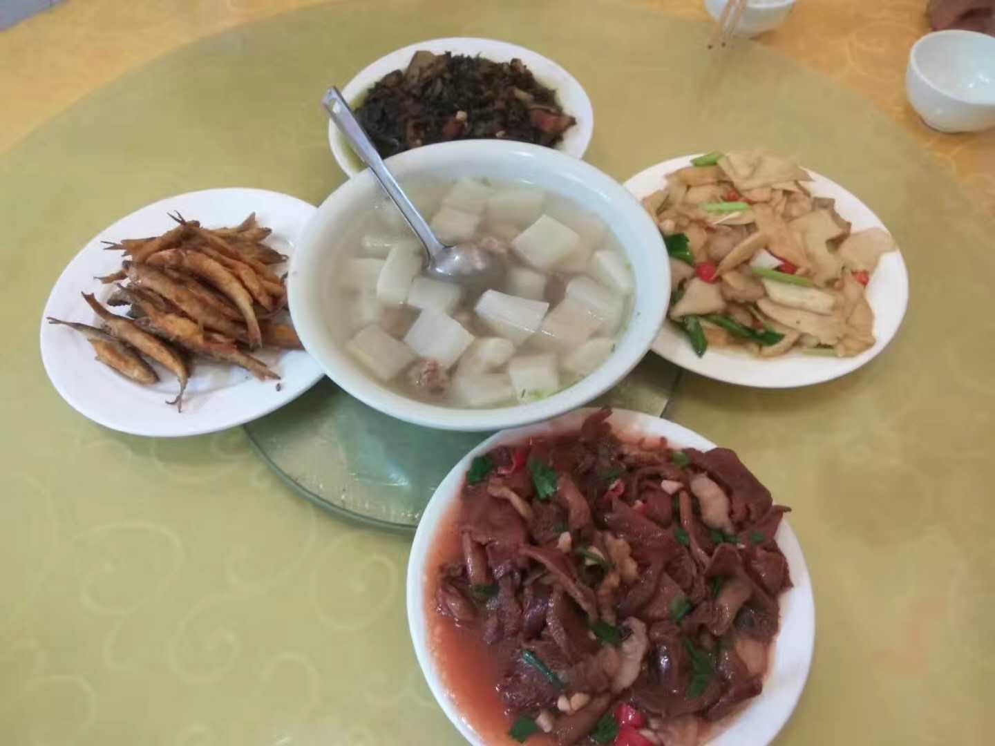 应景的四菜一汤上桌