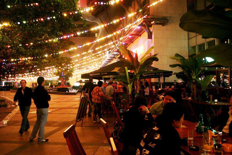 cocopark酒吧街整条街长约150米,临街而设,每一间店铺都拥有明亮