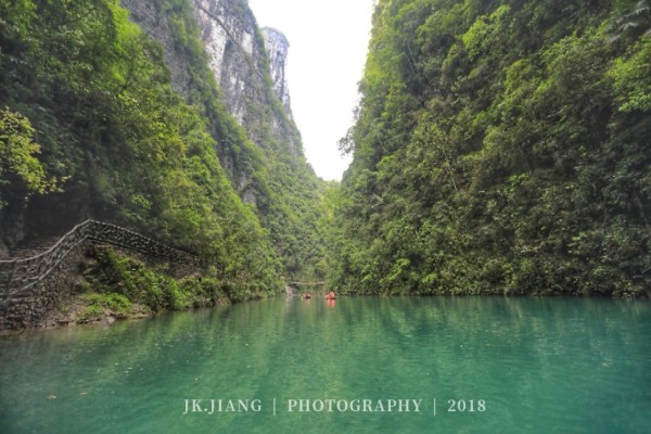 位于鹤峰的屏山躲避峡,无疑是近几年恩施旅游圈最火的目的地之一,它被称为中国的仙本那,很多人不远千里来到恩施,就只为看一样传说中的屏山的水,坐一次行驶在太空中的船。 在出发前于姐微信和我说,躲避峡景区开放不开放我都带你进去看看,我当时还有点纳闷,因为我大概两年前就在朋友圈看到有人发躲避峡的照片,这不是一个已经开放的成熟景区了吗?为什么于姐会这样说,当时由于出发前时间很紧,也没来得及问,在去躲避峡路上,我们才知道缘由~ 原来躲避峡真正精华的部分,就是我们接下来要去的景区,而这个景区还有很多很多地方没有施