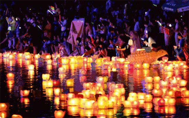 都江堰水果侠秘境养生温泉票 美丽又养生的温泉泡池 水果侠的温泉水里、融合了多种滋养物材 能让你体验不同的“泡澡”体验! 这里可是定制的七彩斑斓(七彩泡池:玫瑰红酒、牛奶、咖啡、薰衣草、生姜、芦荟、养生中药)有着不同的神奇功效; 牛奶泡池 牛奶泡池则是散发着乳白色的氤氲气息, 浓浓奶香,伴随着特制的出水孔, 不断涌出一股股温暖的热流将全身包围, 起到按摩放松的功效和作用。 咖啡泡池 还有甜甜的咖啡泡, 惊不惊喜,意不意外? 对于爱喝咖啡的人来说, 绝对让你爽到爆! 泡在咖啡池