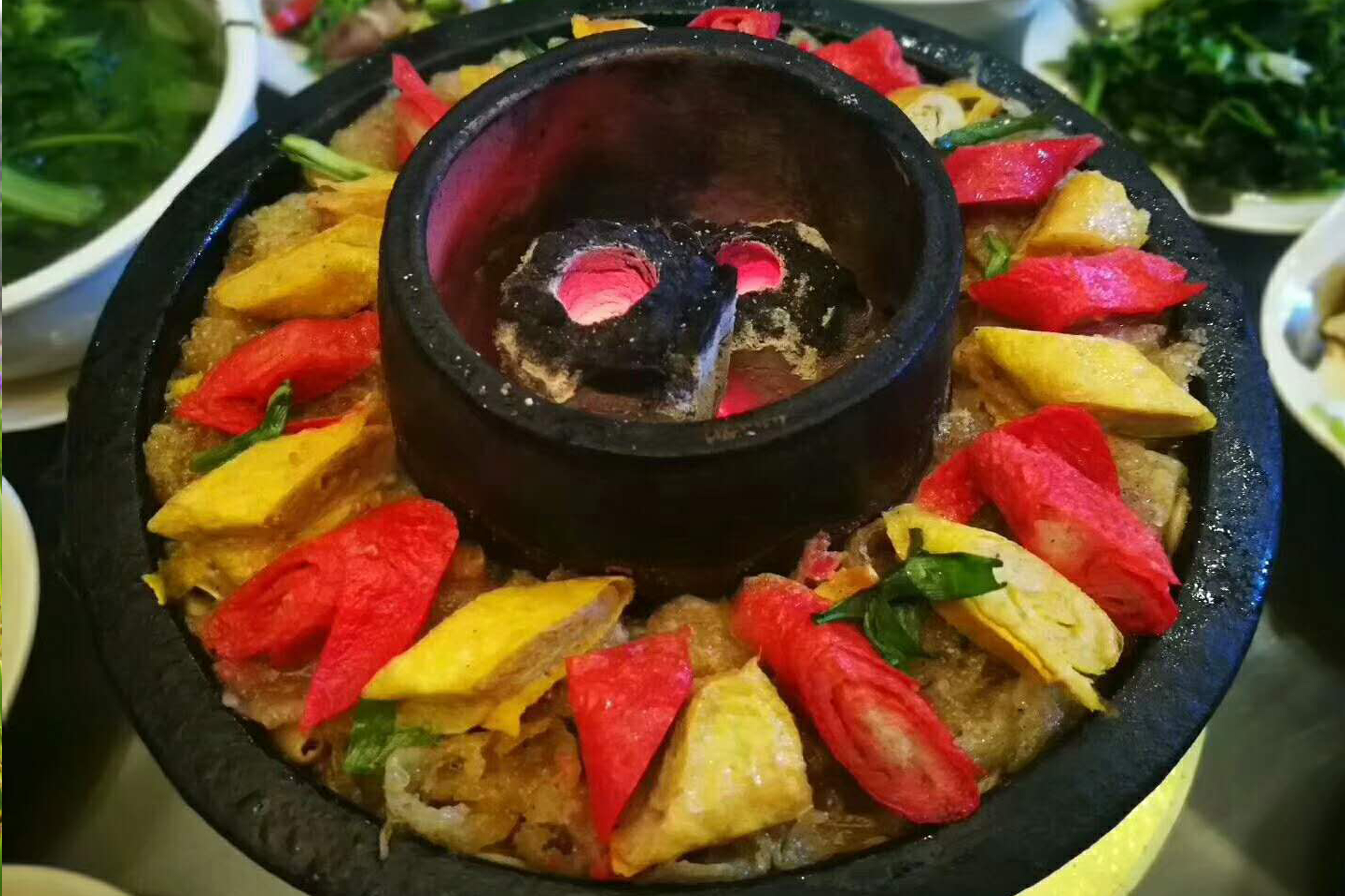 推荐当地特色美食:大滚锅饵丝,腾冲大救驾,饵丝,土锅子
