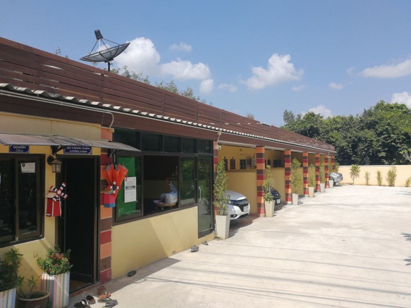 酒店位置 NJ 酒店位于合艾,距离合艾大学只有 12 分钟车程。 此酒店距离Hat Yai Amnuaywit School of Business Administration 7.6 英里(12.2 公里),距离Kim Jong 购物中心 7.8 英里(12.5 公里)。客房 有 13 间空调客房提供冰箱和液晶电视;您定能在旅途中找到家的舒适。客房设有私人阳台。免费无线上网让您与朋友保持联系;卫星节目可满足您的娱乐需求。浴室提供淋浴设施和免费洗浴用品。设施 您可到露台欣赏美景,还可利用免费无线上网等服