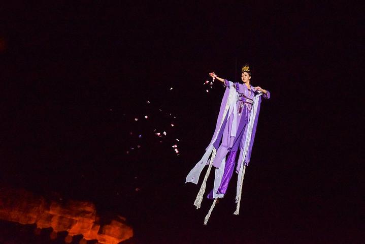 梦境交织，白蛇的双重幻影——探索连续梦境中的象征与意义