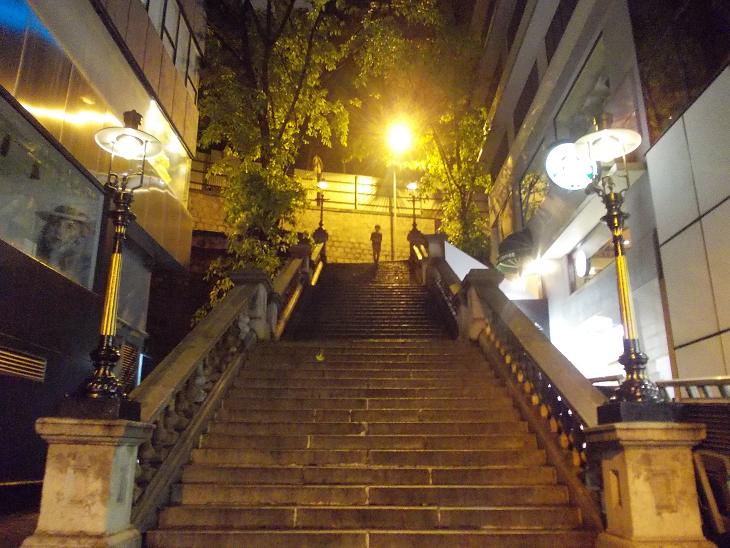 都爹利街的煤气灯石阶,很多场景tvb都选在这里,只有四盏了,由香港