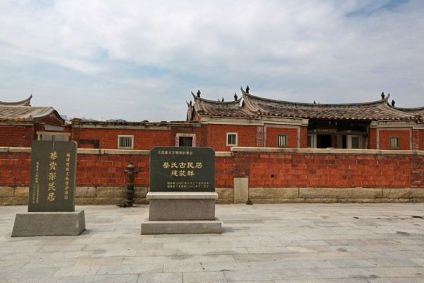 石碑改造围墙后面就是老厝的别墅红砖老古迹旧保护图片