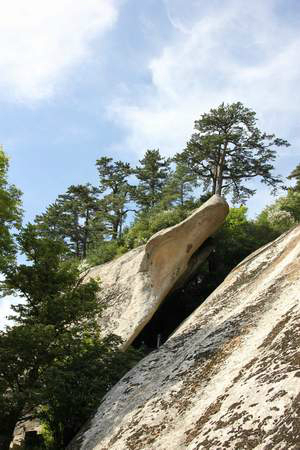 避诏岩在华山南峰天门西北.