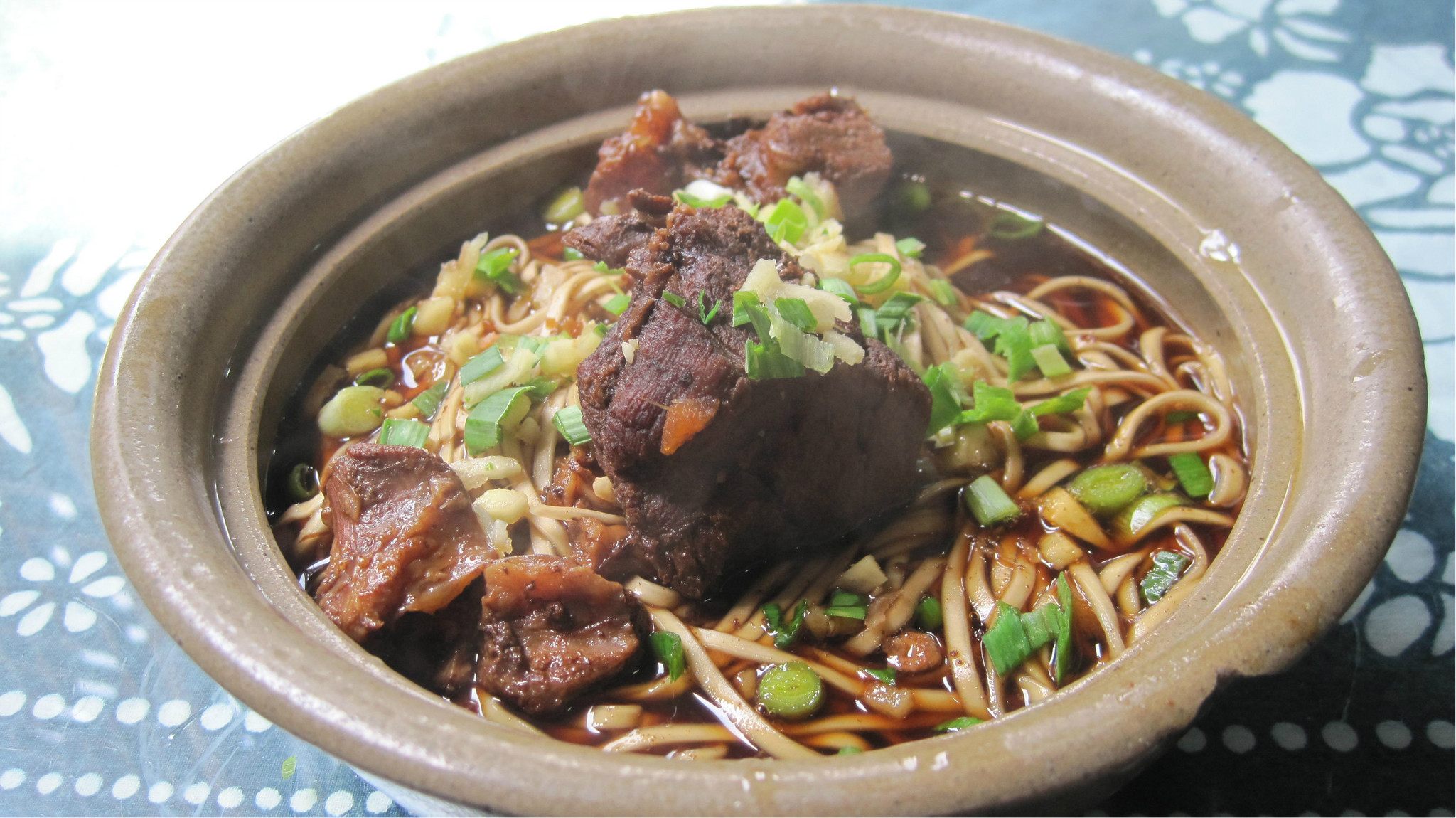 在乌镇偶然吃到的红烧羊肉面锡纸叉烧肉的做法锅图片