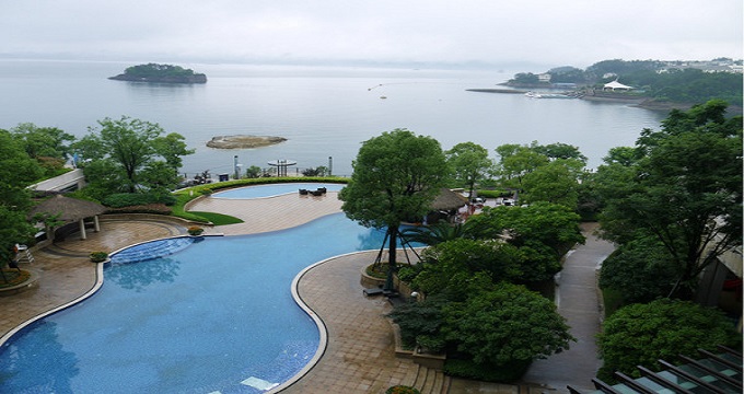 淳安县位于中国浙江省西部,新安江钱塘江上游,是著名国家级风景区千岛湖所在地,是浙江省面积最大的县,也是浙江省政府批准的革命老根据地县。县人民政府驻地千岛湖镇被游客誉为全国最美、最整洁、最安全的城镇之一。千岛湖风景区风景资源众多,类型丰富,千岛湖中大小岛屿形态各异,群岛分布有疏有密,罗列有致,森林覆盖率达95%,有绿色千岛湖之称,有鱼跃千岛湖、水下金字塔等奇特景观,可开展丰富多彩的展览、垂钓、围捕等特色旅游项目。