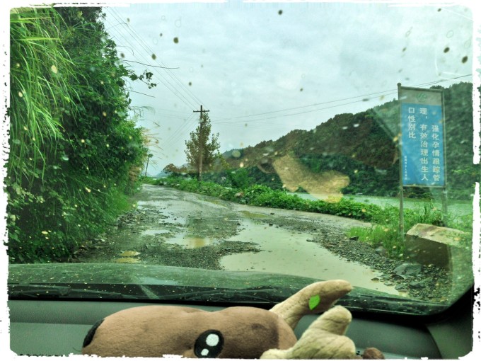 g320国道出了怀化市大约30公里,路过了芷江侗族自治县,这里有芷江受降图片