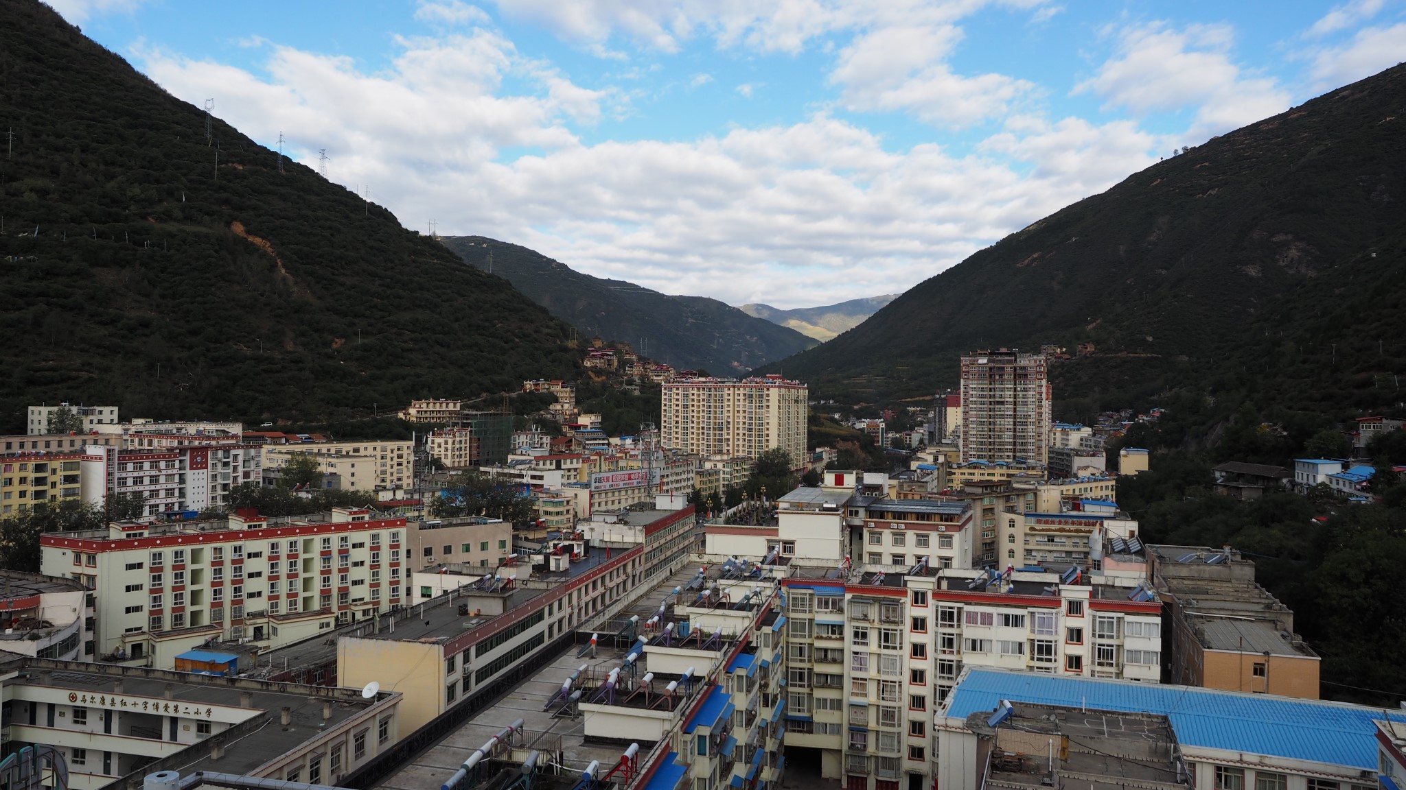 清晨的马尔康安静祥和.  摩梭河从县城穿过,县城沿佣而建.
