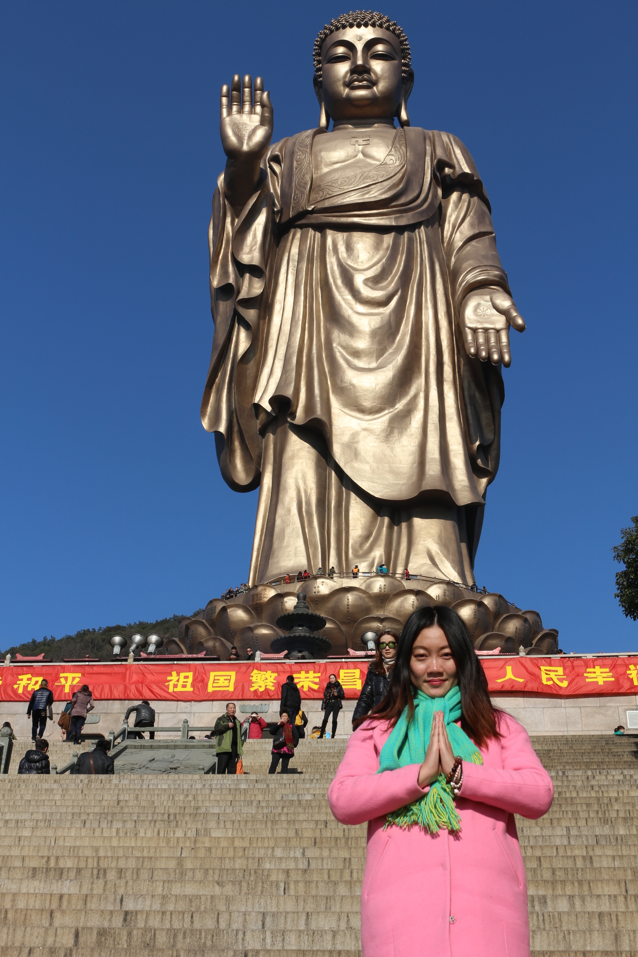 在我国,东有江苏无锡灵山大佛,西有四川乐山大佛,南有香港天坛大佛