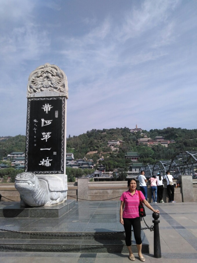 --> 西北,可不像其他地方,带点儿随身物品就可以只身上路了,需要准备的东西太多了!!所以,雪锅给大家列了一个清单,大家可以选择性借鉴 高反:红景天(因为我们去的地方海拔都在3000米左右,以防万一,还是提前服用比较放心,事实证明不剧烈蹦跳,基本没有高原反应,当然这也看个人体质)ps记住!正常是提前2周左右服用 衣物:冲锋衣(我们是9月份去的,海拔高,昼夜温差大,青海最低气温才4,冲锋衣御寒)运动加绒衣、一双舒服的运动鞋或者登山鞋(这些我都是在迪卡侬一次性买的,因为根本没时间给你一个一个逛商场购买)夏天