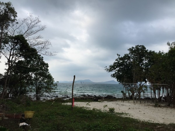 到了主海滩,上岸 高龙岛(Koh Rong) :高龙岛总面积约78 平方公里,位于泰国湾东北部,距离西哈努克约30 分钟船程。该岛数十年来与世隔绝,令质朴的天然环境得以最佳保存, 其自然美态于区内无出其右。高龙岛拥有丰富的自然景点,包括珊瑚礁、热带棕榈林、热带雨林、瀑布、波光粼粼的湛蓝水域和28 个纯白沙滩, 其中一个延绵6 公里的沙滩更为区内最壮观。在这个如世外桃源般的地方,可以参加游泳、浮潜、海钓等项目。由于这里人烟稀少,漫步在细软的沙滩上,有时会有这里是私人海滩的错觉 高龙岛被誉为东南亚硕果仅存尚未