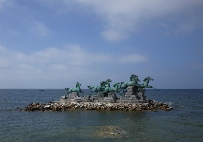,是优良浴场。西端水深浪小,天然良港。岛四周盛产海参、扇贝、鲍鱼、对虾、牡蛎、天鹅蛋等海产品,久负盛名。如今岛上建有各类宾馆、休养中心,还有天马广场、赛马场、海滨浴场、海上世界、御笔苑等娱乐景点,是度假观光的好去处。岛上的赛马场每逢周六周日会有马术表演,价格为20元,平日在里面骑马为50元。