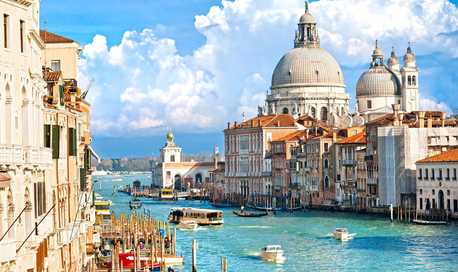威尼斯曾经是威尼斯共和国的中心,被称作"亚得里亚海明珠".