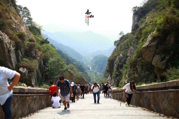 --> 两天时间玩泰山足矣,泰山周边值得去的还有岱庙,看封禅大典。 【岱庙】 泰山最大、最完整的古建筑群,古代帝王举行封禅大典和祭祀泰山神的地方。岱庙也是登泰山的起点,可以不单独游玩。 【封禅大典】 大型山水实景演出,再现了五朝帝王在泰山祭祀天神地只的仪式。演出依次呈现远古的混沌洪荒、秦的金戈铁马,汉代的儒风雅乐、盛唐的万国朝冕、北宋的艺术情怀、大清的民族融合,场面非常壮观,值得一去。 【泰山】 经典的泰山登山主要有四个里程碑的标志景点,分别为红门(起点,海拔约250米)-中天门(海拔847米) -南天