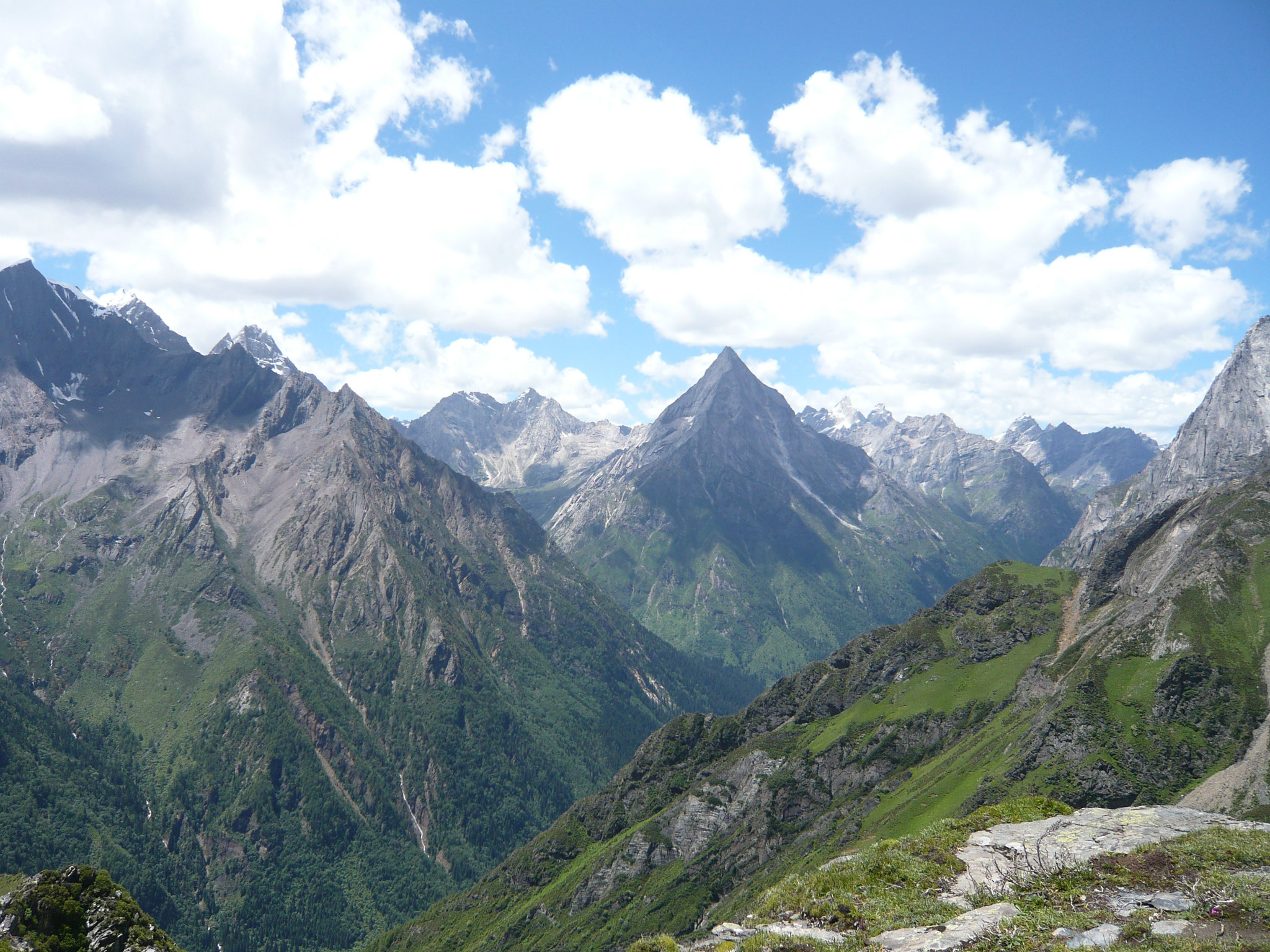 丛山峻岭,远山之间,是风景,是自然的无限魅力,是心灵中无比美好的