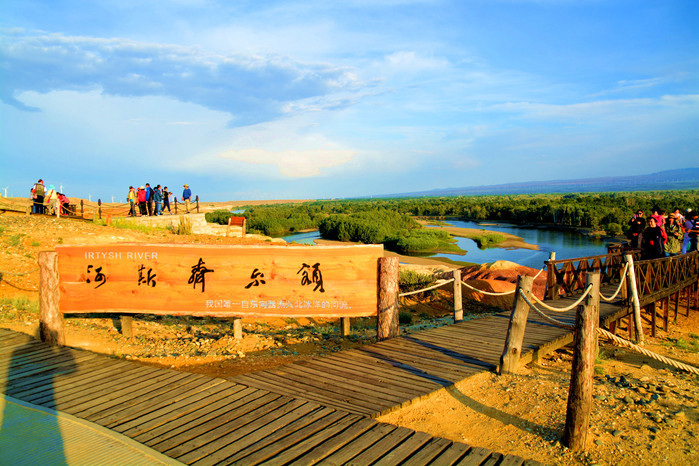 我去阿勒泰的五彩滩旅游记.