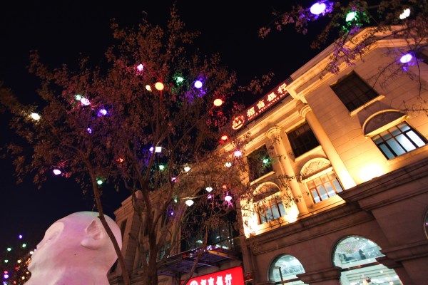 十年前的约定,到彼此学习和生活了四年的城市游玩,去偶的大学在05年就实现了,哈尔滨却如今才实现 哈尔滨三日自由行,主要目的地:哈尔滨中央大街 + 圣索菲亚大教堂 + 冰雪大世界 行程不是很多,所以计划的是2日左右的时间,因为动车比高铁优惠不少,所以选的周五中午11:51的动车,从沈阳北站出发,下午3:30左右到达哈尔滨站,车票173元,下车后入住酒店,正好可以夜游中央大街。