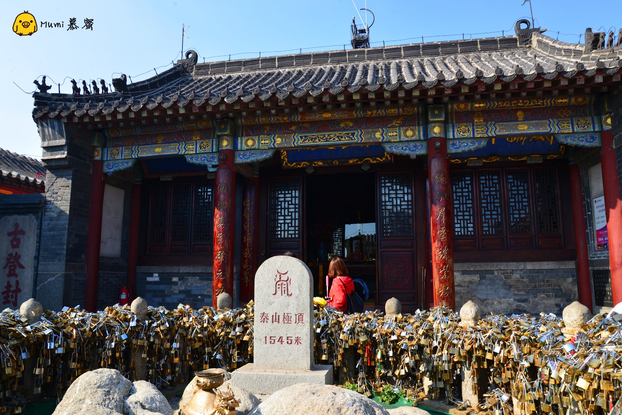 玉皇顶:  玉皇顶是泰山最高处,因建有玉皇庙而得名.