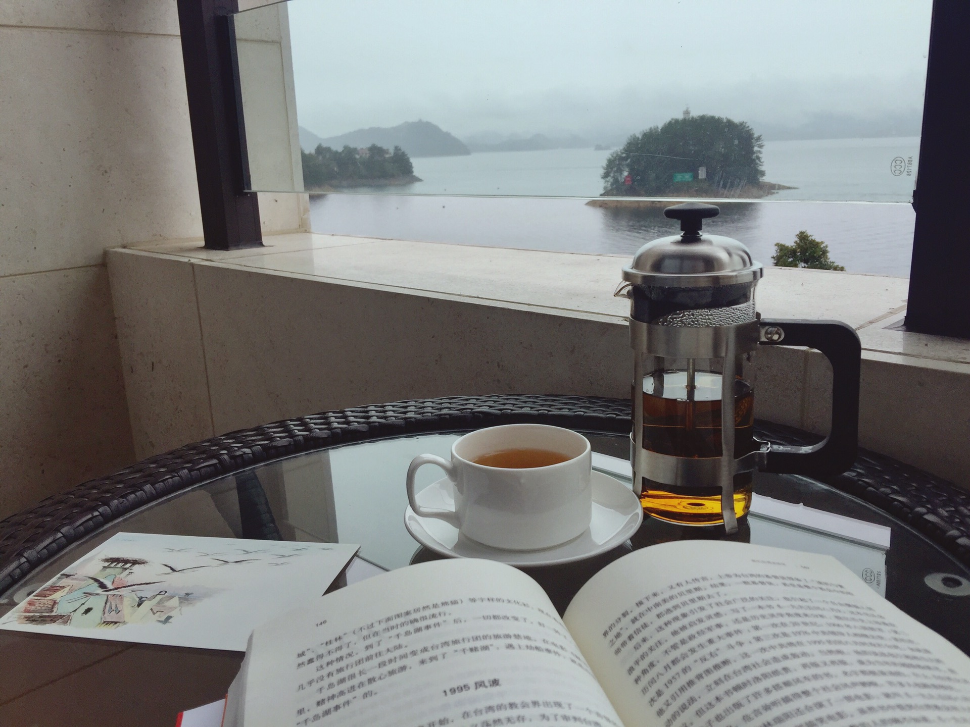 君澜酒店湖景房.下雨天,沏茶观湖,看书,惬意!