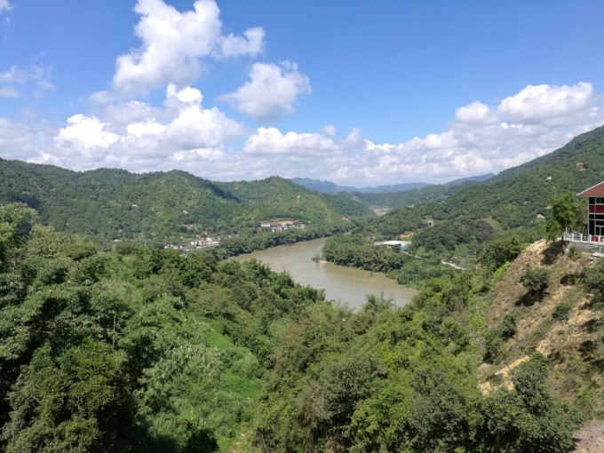 大埔地处广东省东北部,韩江上游。全县有人口50多万,海外侨胞50多万,县内居民均为客家人,是广东省著名的华侨之乡、文化之乡、陶瓷之乡、名茶之乡。 大埔,有如世外桃源、人间仙境,到处风光旖旎、四季如春、天地澄明、一尘不染。千百年来,耸翠的青山、映碧的绿水, 见证着客家人民艰辛、勤劳、勇敢的开拓历史,孕育了客家人民淳厚、朴实、善良的独特品质。大埔县境内群山环抱,有山中山之称,溪流众多,故古时曾以万川作县名。较为著名的有丰溪省级森林公园、双髻山省级森林公园、阴那山、西岩山、韩江、汀江、梅潭河等山水森林