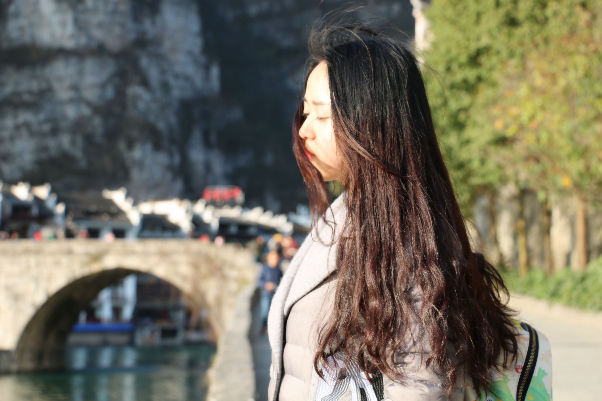 果体女人坐在石头上猜一成语_木猜一成语疯狂看图(3)