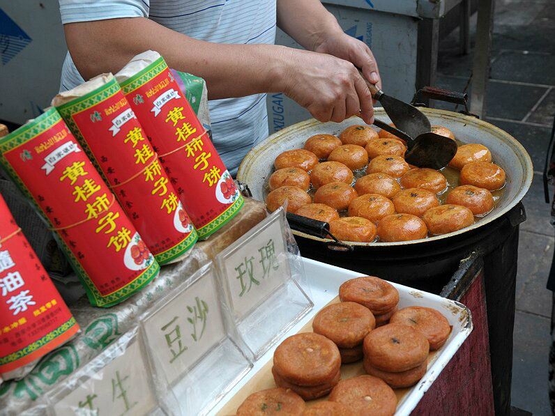 黄桂柿子饼 西安盛产柿子,用黄桂柿子做柿子饼的饼皮儿,也叫水晶柿子