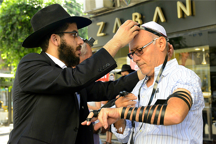 传统犹太人,最明显外型特征是脸侧两旁留长胡腮,与头戴小帽顶外加大
