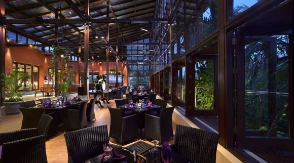 巴厘岛硬石酒店 (Hard Rock Hotel Bali) 位于库塔著名的冲浪海滩上,是一个拥有四十年历史的摇滚音乐文化度假村。它纪念从上个世纪50 年代到90年代末的摇滚表演艺术家们,也反应每个阶段音乐和时尚和艺术的面貌。酒店墙上以各种图片,纪念品和肖像来装饰,从 ROCKING’TOTS 到GRUNGE GRAND DADS,酒店的摇滚音乐会让你随之狂欢。 酒店巨大的电视墙上播放着最新的音乐录像带,酒店大厅中央挑高的舞台CENTERSTAGE每晚都有小型现场演唱会。硬石酒店的自助餐厅,采