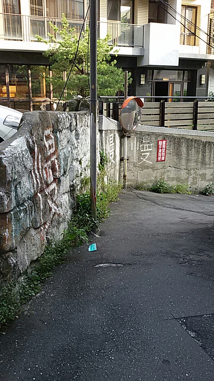 吃饱喝足继续逛沿着温泉路的巷子一路走着,走着走着北投附中到了